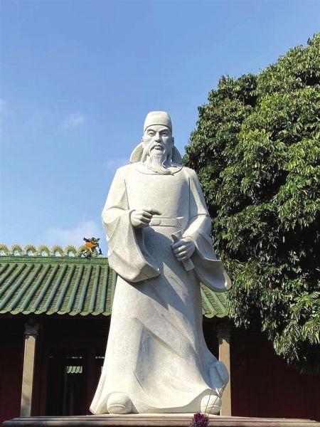 韦执谊(769一814年)，官至尚书左丞同中书门下平章事(宰相)。唐元和元年(806年)九月，被贬到崖州任参军。居崖期间教民开垦荒地，兴修水利，对海南开发有所贡献。.jpg