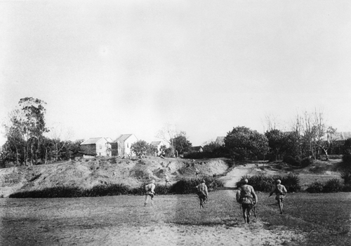 美亭决战中，我步兵在炮兵和机枪掩护下冲向敌阵。.jpg